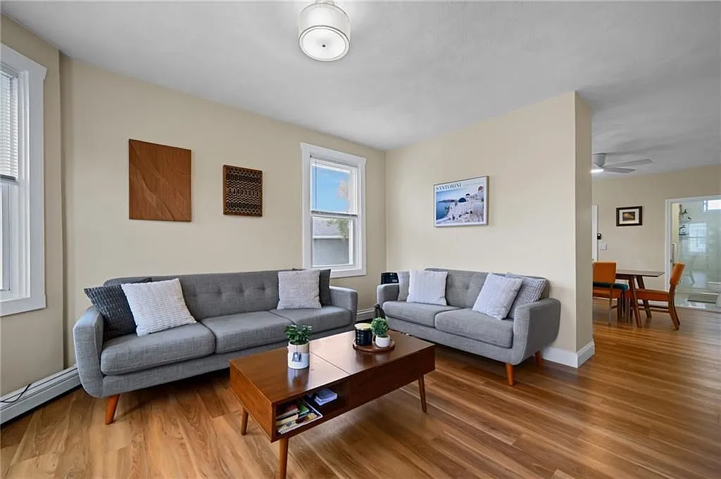 2 bed, 1.0 bath, 924 sqft, $2,000 — Photo 2