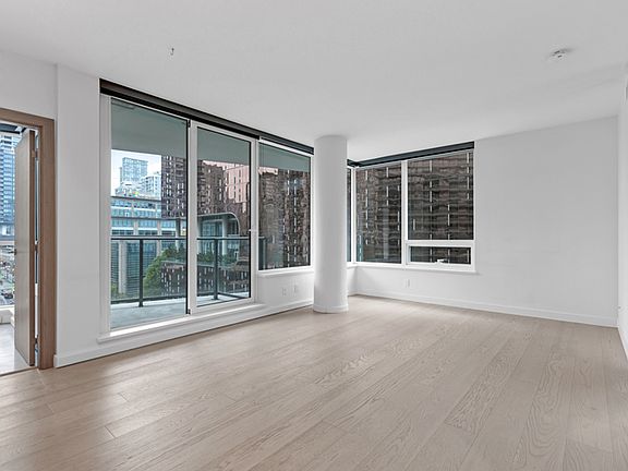 2nd image of 68 Smithe St #822