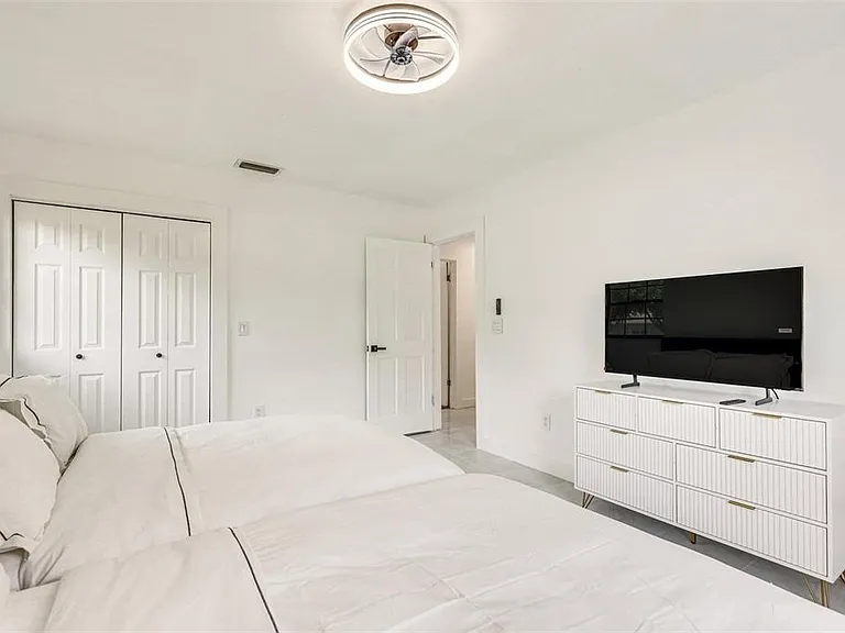 920 Lakeview Dr — Photo 6