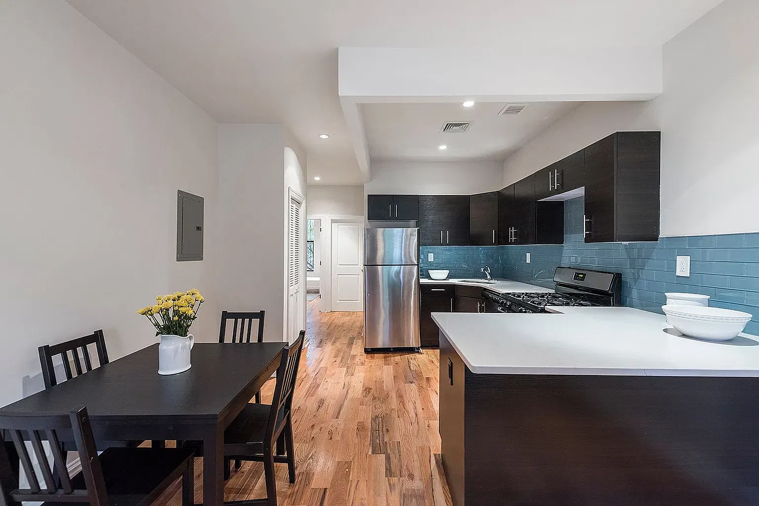 496 Van Buren — Photo 3