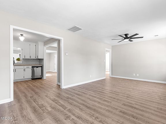 4th image of 3937 Lindwood Dr