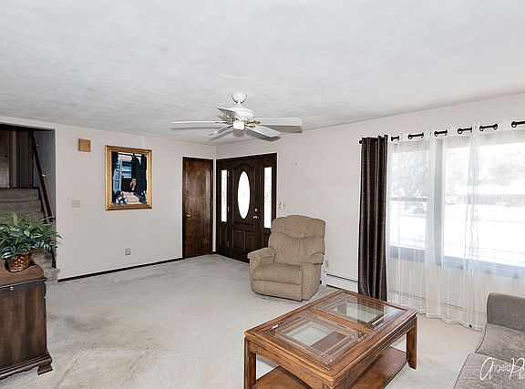 5th image of 807 N Sharon Dr