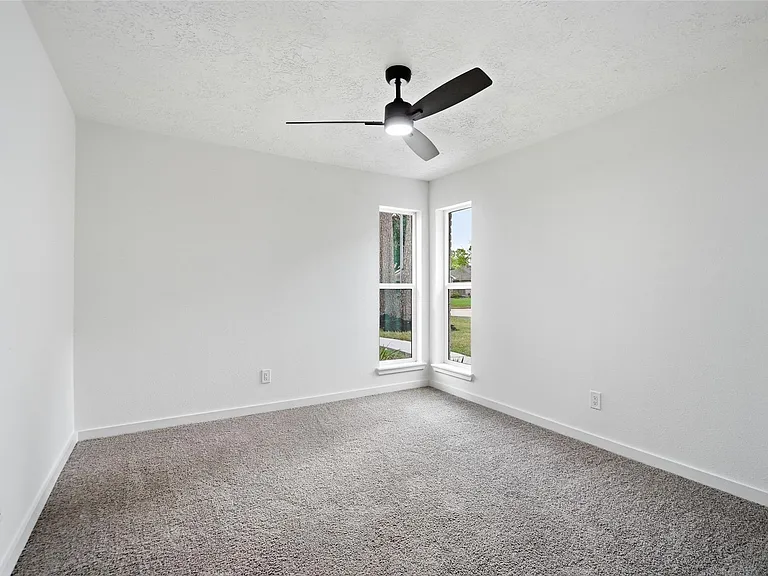 25402 Thistlewaite Ln — Photo 19