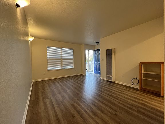 4th image of 1598 Railroad Dr