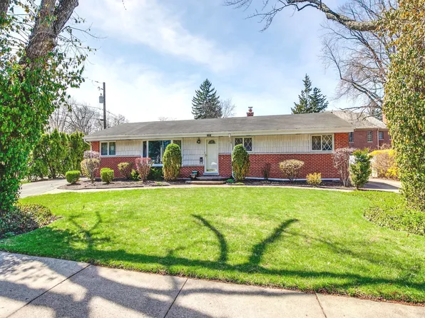 1004 Broadmoor Pl, Deerfield, IL 60015