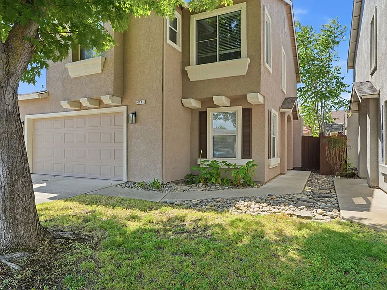 419 Pioneer Ave — Photo 2