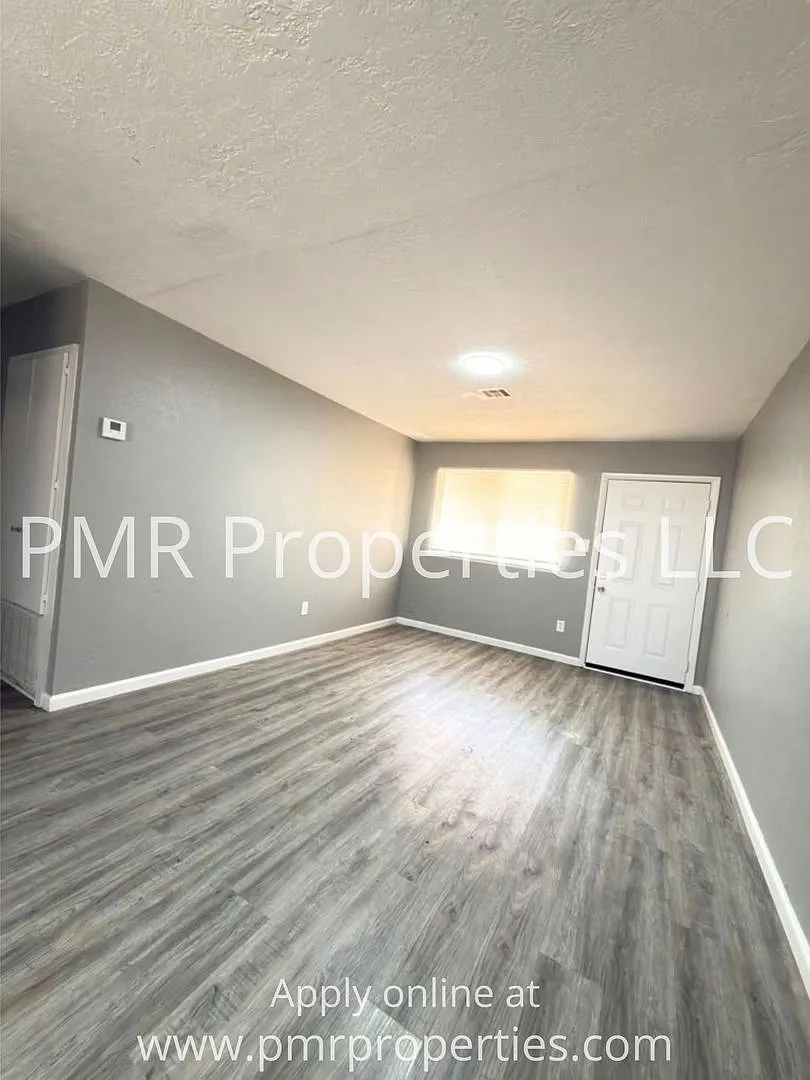 4 Bedrooms/2 Bathrooms House — Photo 2
