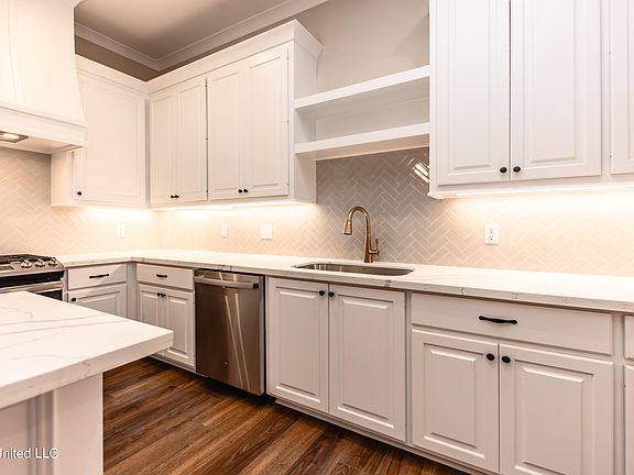 4th image of 829 Glenwild Cir