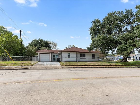 2nd image of 3734 Daphne St