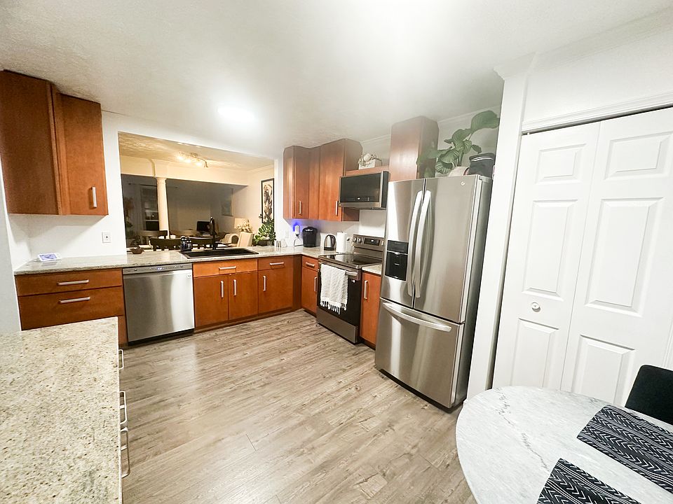 1st image of 511 Waters Cove Ct