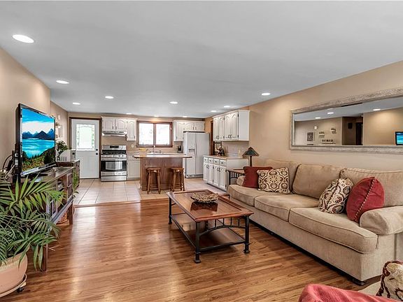 3rd image of 39 Ellwood Ave