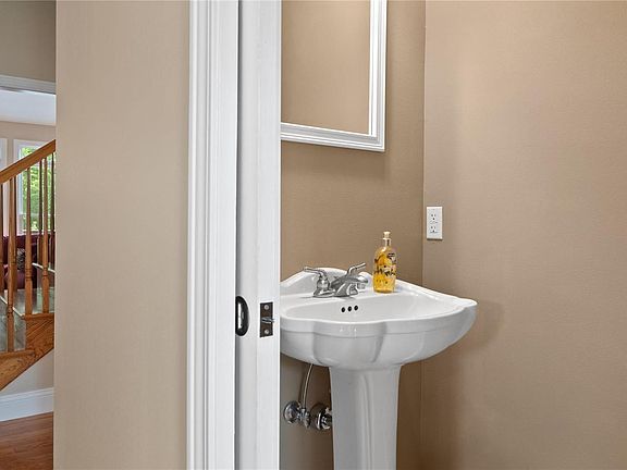 5th image of 216 Eden Park Blvd