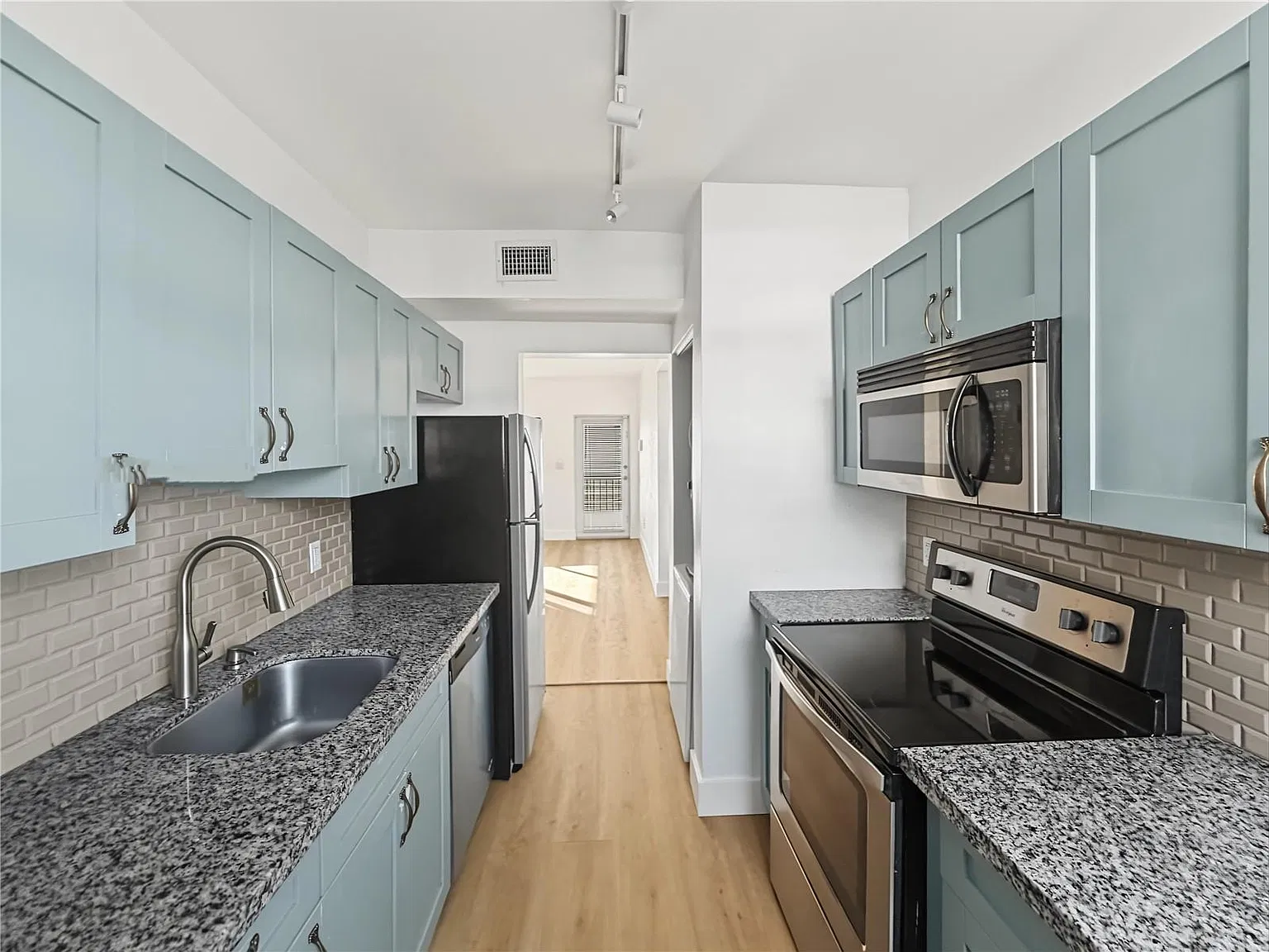 7207 Bay Dr — Photo 3