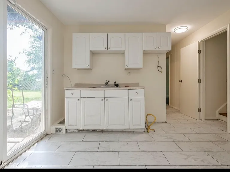 472 Essex St — Photo 15
