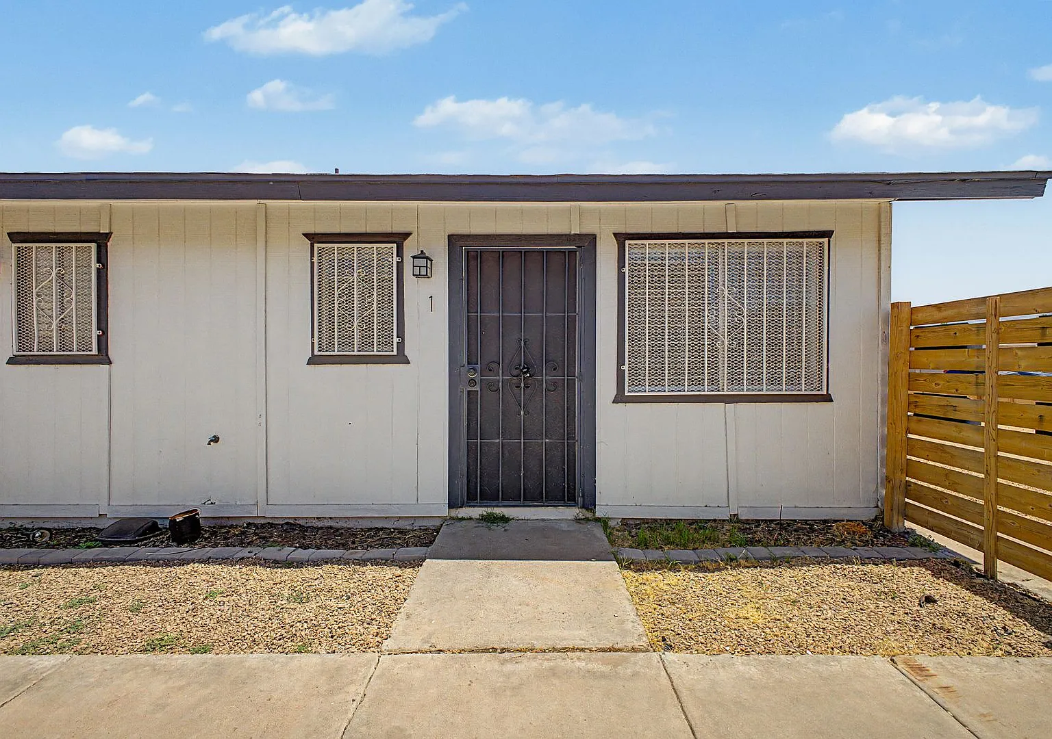 1 Bedroom Unit In Prime Phoenix Location / Move In Special - Two Weeks Free Rent — Photo 3