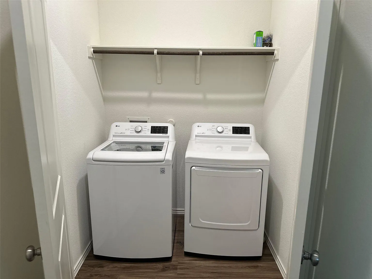 2 bed, 1.0 bath, 994 sqft, $1,900 — Photo 3