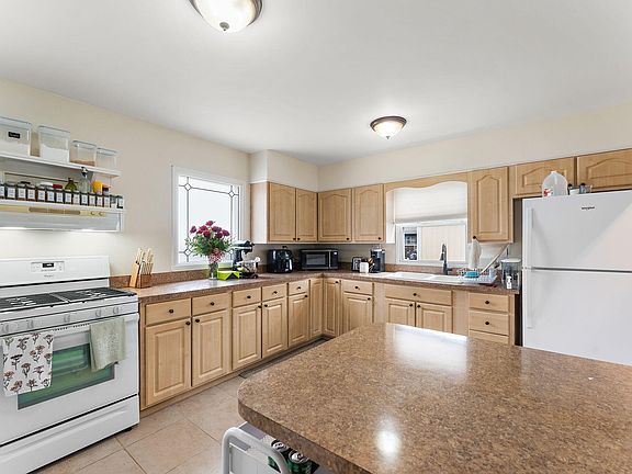 5th image of 324 Maple St