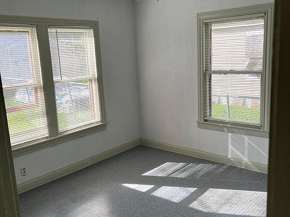 3rd image of 2938 Niagara St