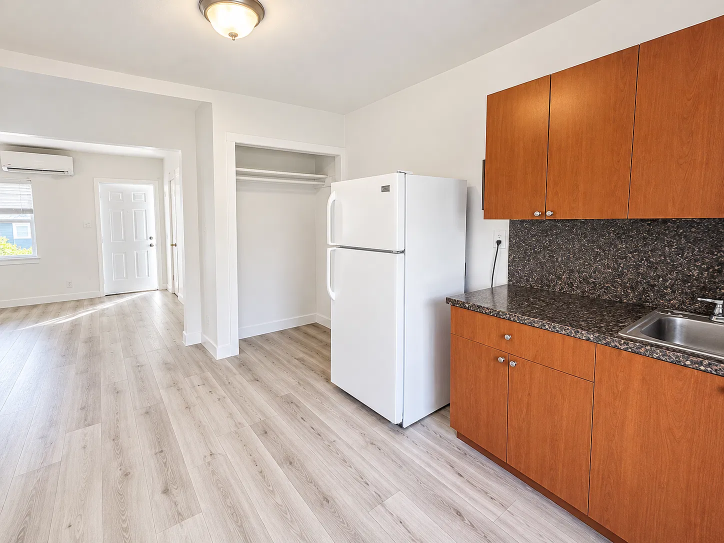 Studio, 700 sqft, $1,250 — Photo 2
