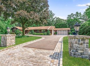 48 Foxhurst Rd, Dix Hills, NY 11746