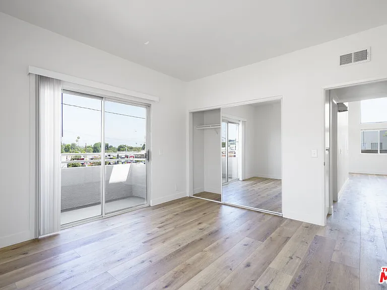 22705 Del Valle St #5 — Photo 10