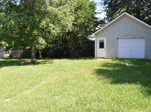 3rd image of 214 Petunia Dr