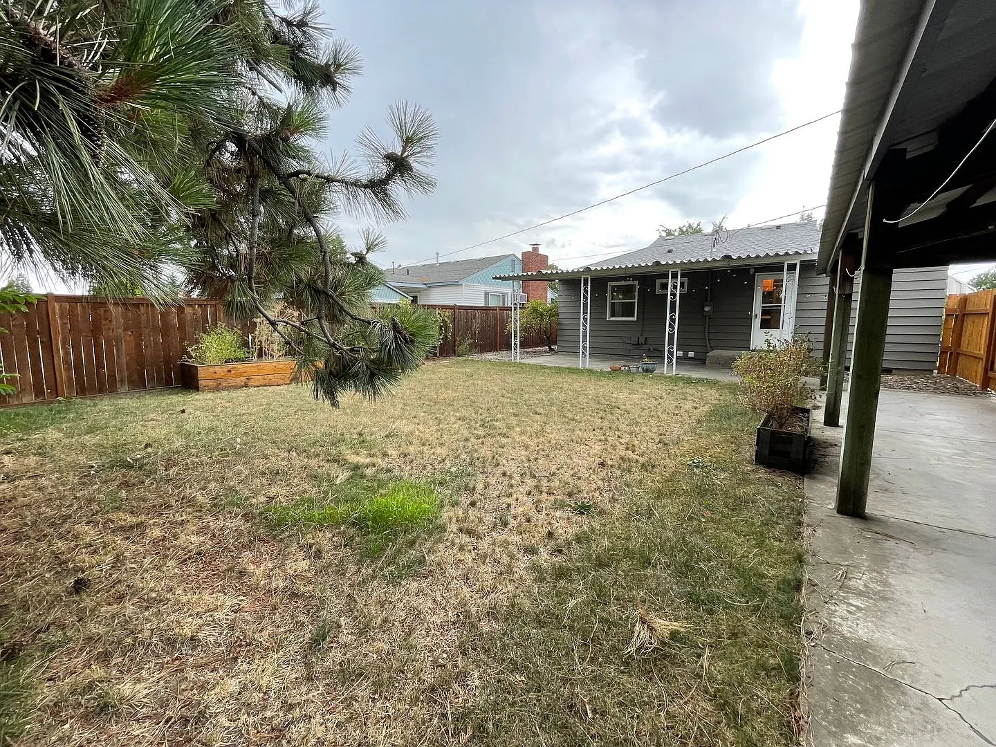 4 Bedroom 2 Bathroom Home for Rent — Photo 4