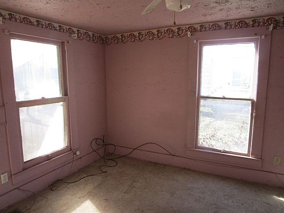 5th image of 125 Scott St
