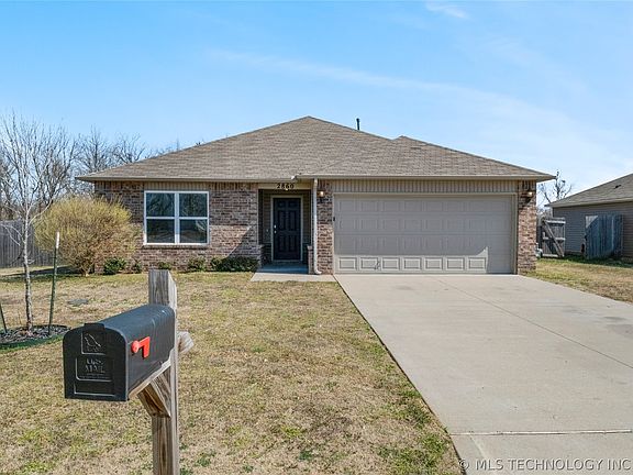3rd image of 2860 Lariat Ln