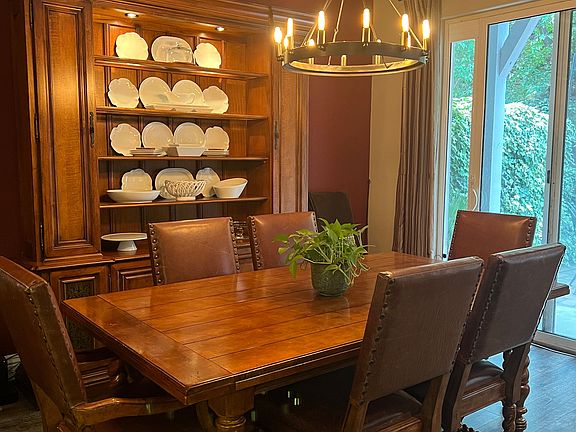 Dining table extends to accommodate 10 people