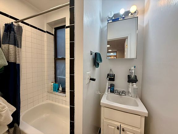 5th image of 221 E 5th St APT 16