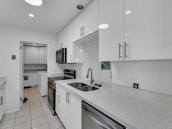5th image of 511 SE 13th Ct