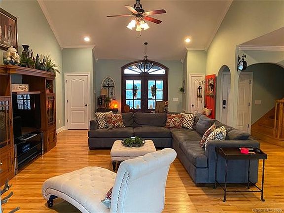 4th image of 2249 Carriage Ln