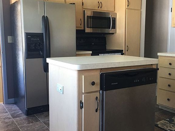 Spacious Kitchen w/ island