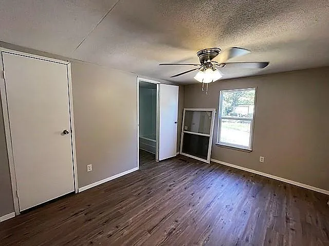 3 bed, 896 sqft, $1,200 — Photo 4