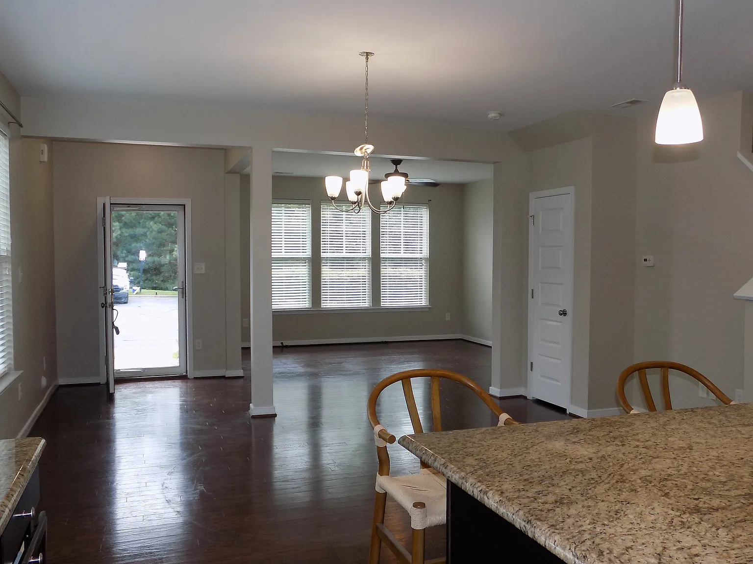 3 bed, 2.5 bath, 1621 sqft, $2,400 — Photo 2