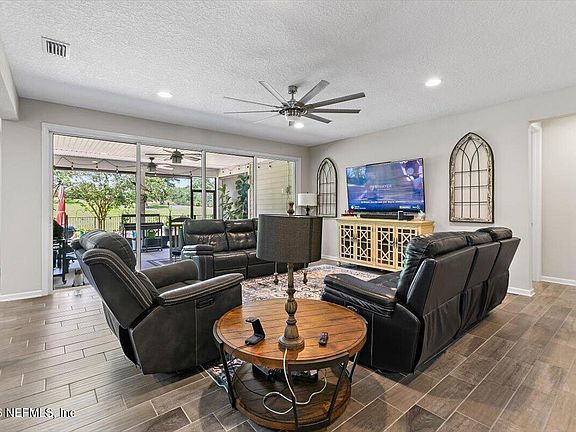 4th image of 159 EVENSHADE Way
