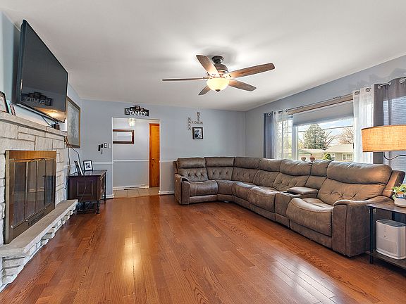 3rd image of 10915 S Oketo Ave
