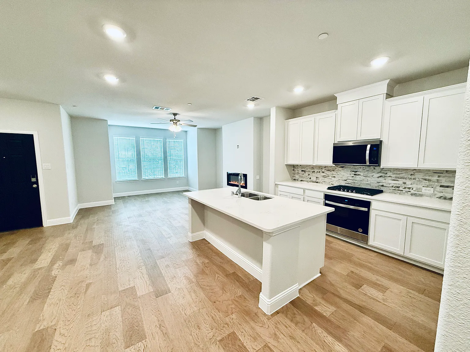 4 bed, 3.5 bath, 2192 sqft, $3,200 — Photo 4