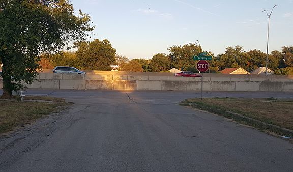 3rd image of 1400 South Fwy