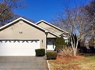 43 School St, Hampton Bays, NY 11946