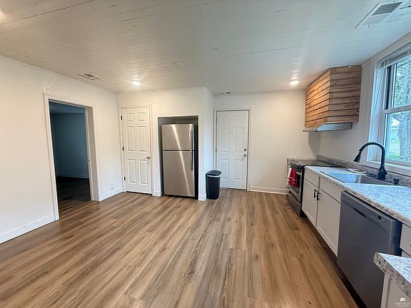 3rd image of 216 W Elm St