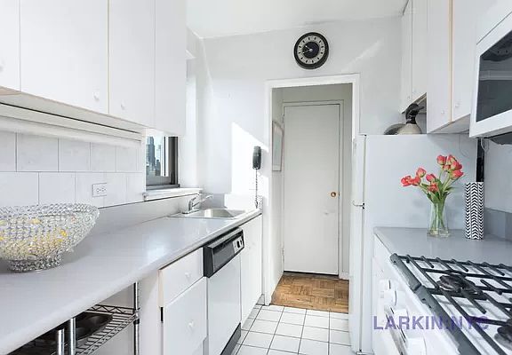 3rd image of 160 E 65th St APT 32B