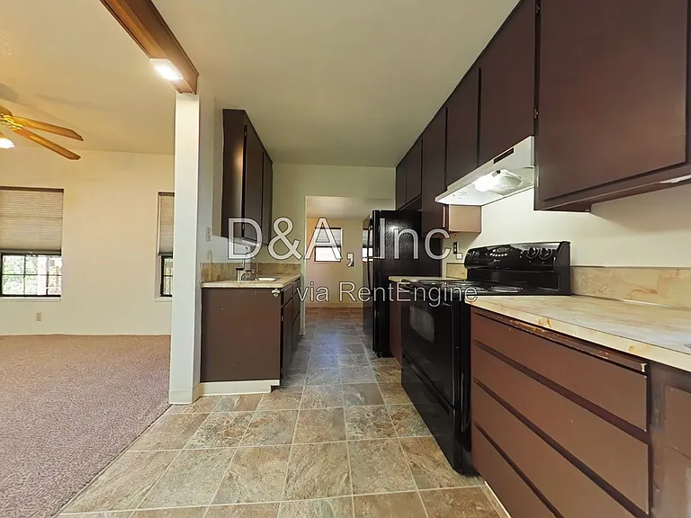 715 SW 11th St — Photo 4