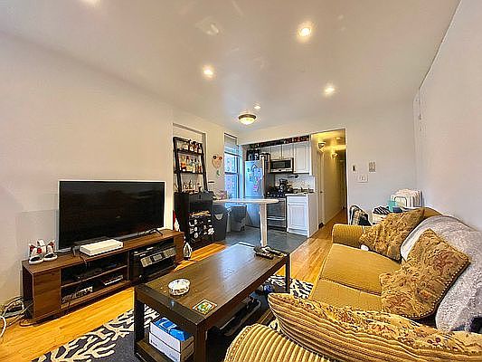 3rd image of 600 W 52nd St #2