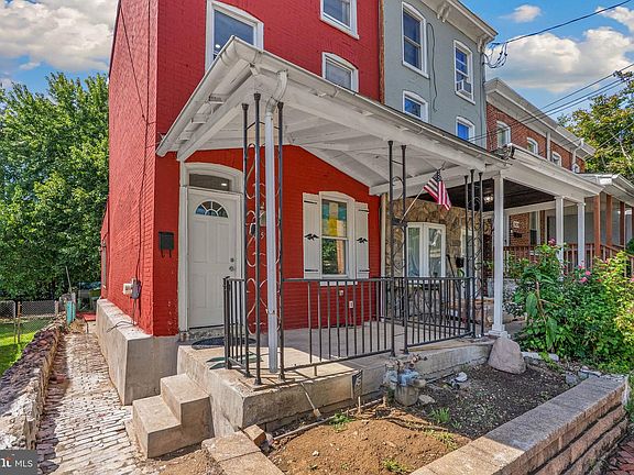 2nd image of 905 Mulberry St