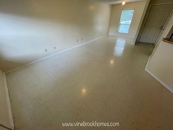3rd image of 113 Willow Gardens Ct