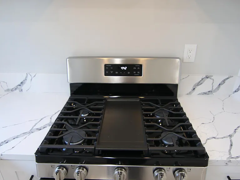 120 Roswell Ave #12 — Photo 52