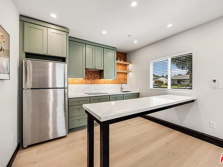 7931 Zelzah Ave — Photo 5