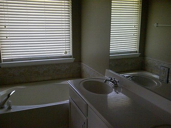 5th image of 4604 Winchester Dr